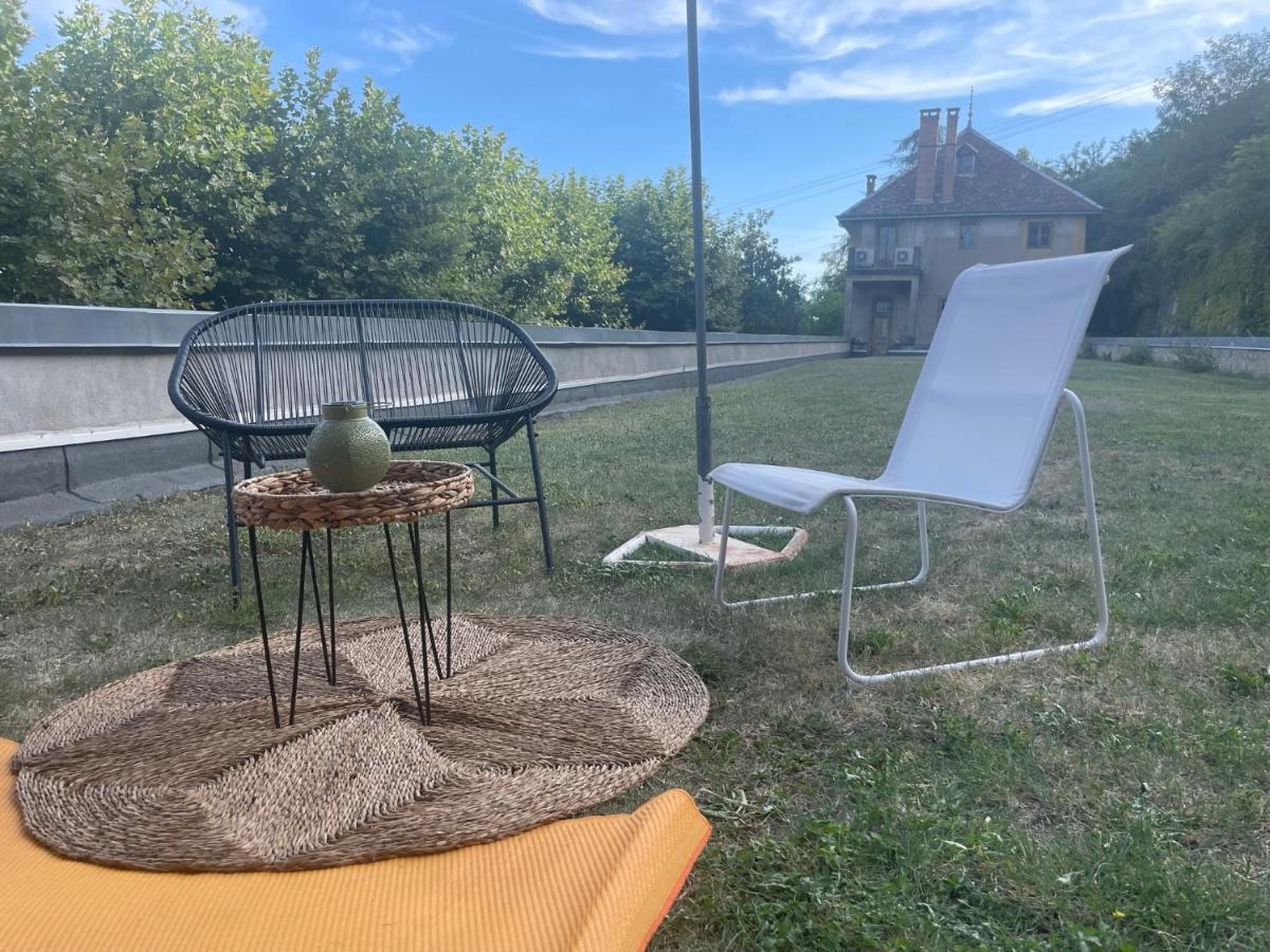 Jolie Cabane Avec Jacuzzi Pour Les Amoureux De La Nature Tullins Kültér fotó