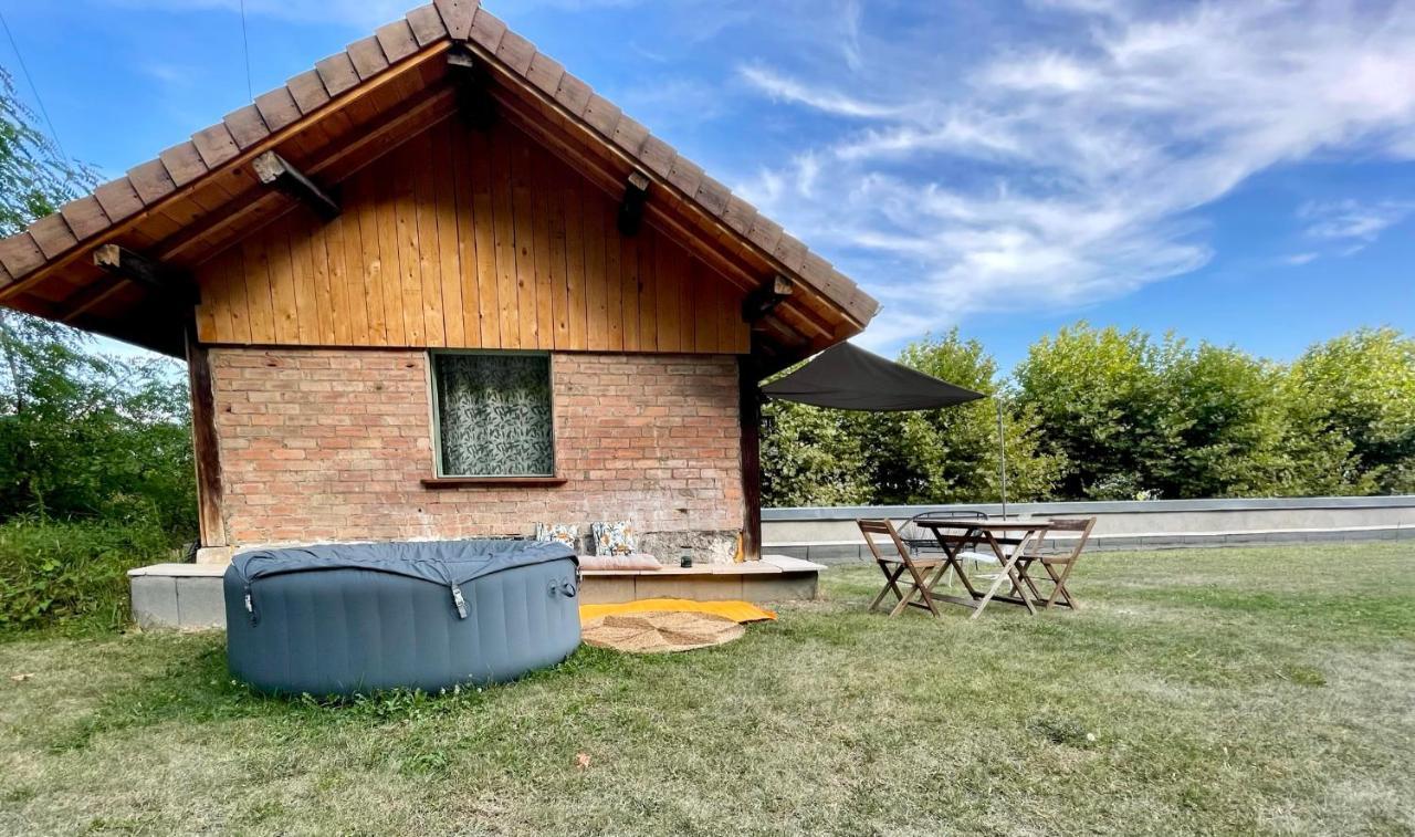 Jolie Cabane Avec Jacuzzi Pour Les Amoureux De La Nature Tullins Kültér fotó
